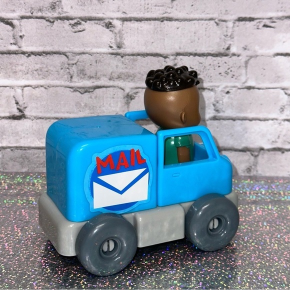 CoComelon Build A Car CODY MAIL TRUCK Toy 4 Piece Building Set - Picture 3 of 15